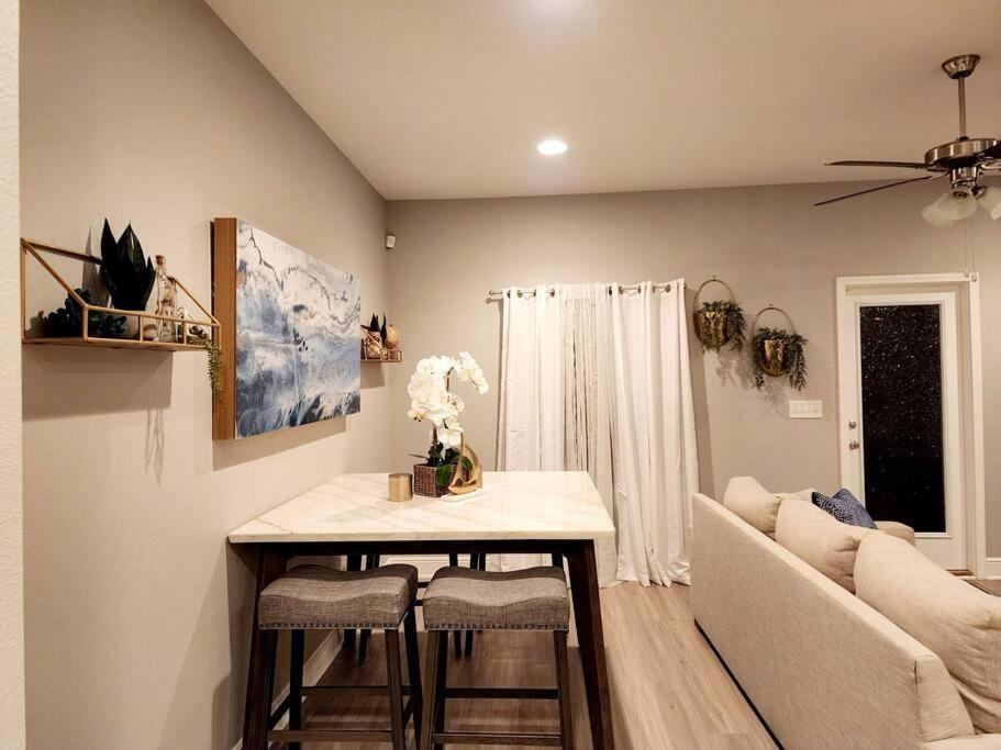 Entire Home- Gorgeous 3Br Townhome Pool, Grill, Washer, Dryer, 2 Free Drive Up Spaces Sleeps 6 Close To Everything Pcb! Панама-Сити Экстерьер фото
