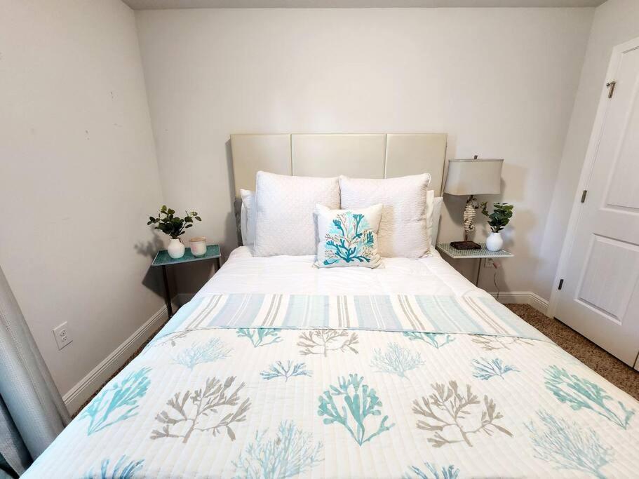 Entire Home- Gorgeous 3Br Townhome Pool, Grill, Washer, Dryer, 2 Free Drive Up Spaces Sleeps 6 Close To Everything Pcb! Панама-Сити Экстерьер фото