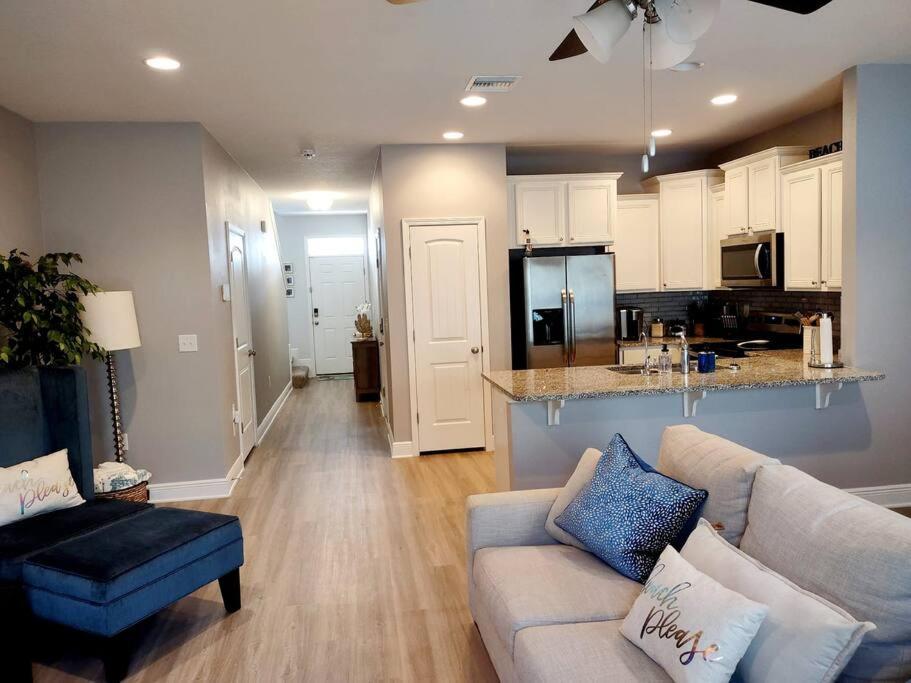 Entire Home- Gorgeous 3Br Townhome Pool, Grill, Washer, Dryer, 2 Free Drive Up Spaces Sleeps 6 Close To Everything Pcb! Панама-Сити Экстерьер фото