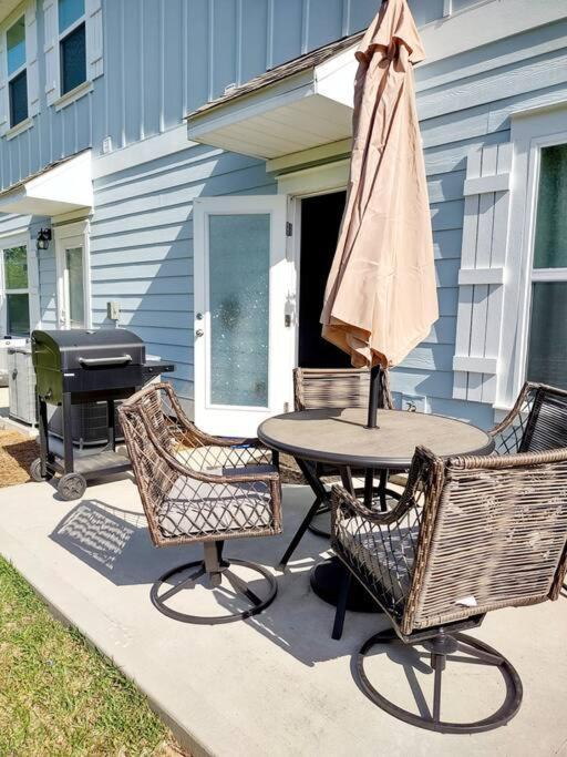 Entire Home- Gorgeous 3Br Townhome Pool, Grill, Washer, Dryer, 2 Free Drive Up Spaces Sleeps 6 Close To Everything Pcb! Панама-Сити Экстерьер фото